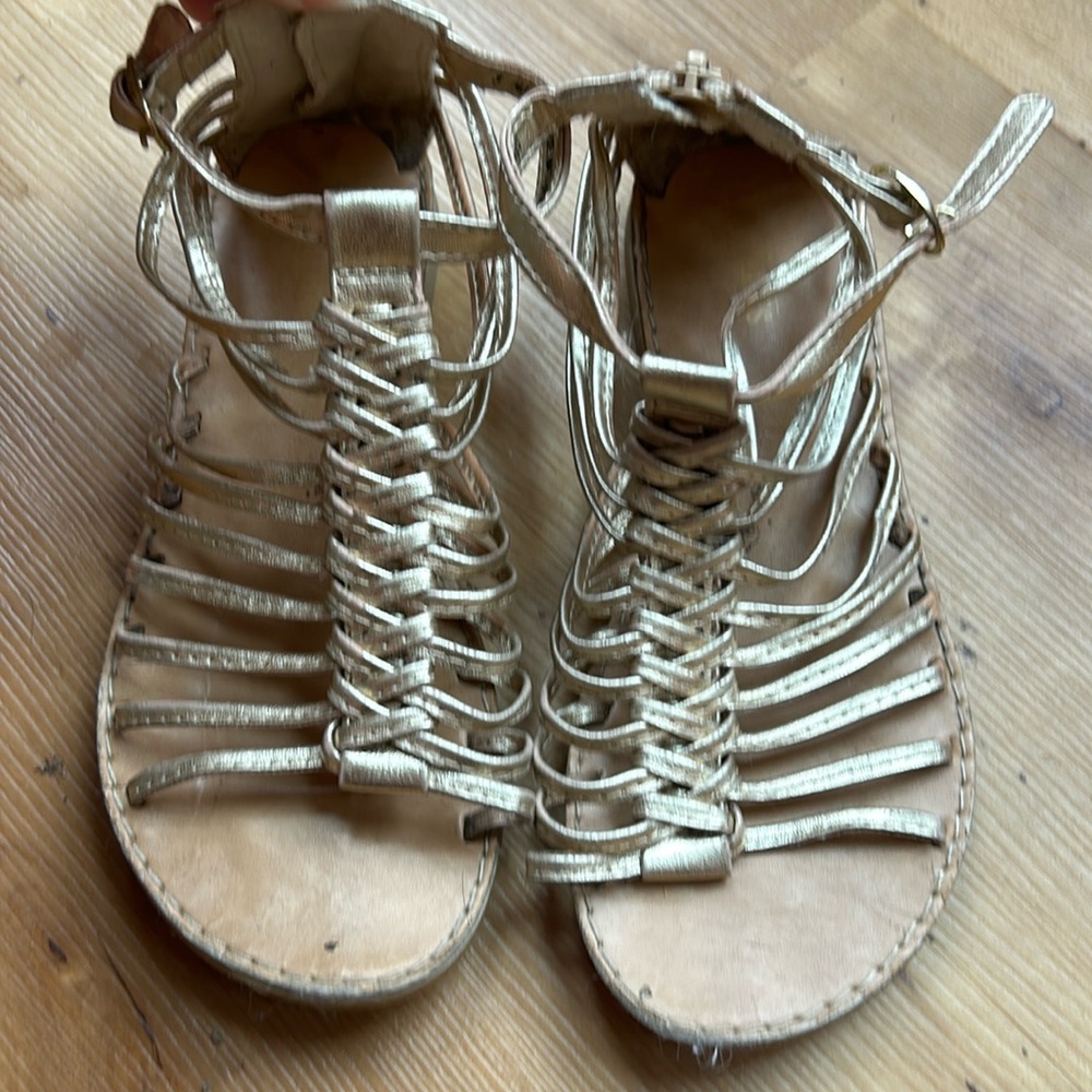 Cute size 3 girls sandals, zipper in the back, buckle in the side.